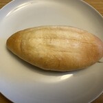 パン・ナガタ 本店 - 料理写真:ジャージー牛乳パン１８９円。  水を使わずにジャージー牛乳だけで仕上げた、はちみつたっぷりで風味の良いパンです。