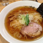 仙臺 自家製麺 こいけ屋 - どノーマル
      
      醤油ラーメン
      味が落ち着きました^ - ^
      淡麗系醤油では間違い無く美味しい逸品です
      ( ´ ▽ ` )ﾉ
      超オススメ
      ※あっ個人的には背脂とバラチャーシューは選択しません。あっ私ね。