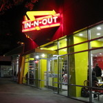 IN-N-OUT BURGER - 怪しく光る夜の看板
