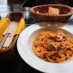 カフェ ド 10番 - 小海老とブロッコリーのトマトクリーム