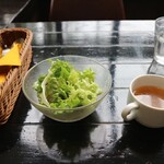 カフェ ド 10番 - サラダとオニオンスープ