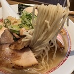 Rock’anDo - 特製生姜そば　麺を持ち上げ　いざ実食2