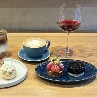 カフェドリンクの他にアルコールも◎特にワインの品揃えが充実♪