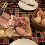 ラ メゾン ダミ - シャリュキュトリー　パテからリエットから手がかかるものが丁寧に作られていてワインが進みます。