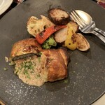 ラ メゾン ダミ - パイ料理。中にはお魚とムースが包まれています。アイオリソースがくどすぎず日本人にピッタリに仕上がってます。
