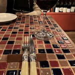 ラ メゾン ダミ - 赤ワインをいただきました。ボトルは棚から選びます。赤が充実していました。ソムリエとスタッフが試飲して吟味しているだけあって美味しかったです。試飲に参加したい