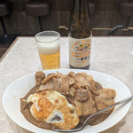 スタミナカレーの店バーグ - スタミナカレー（ヤキ）少なめ980円、キリン瓶ビール（小））460円
