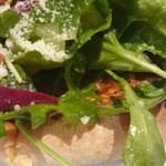 ビッレリア バブルクラフト - 香ばしく旨味溢れるもちもち生地に、爽やかドレッシングのサラダが乗ったサラダピッツァ