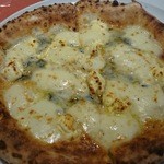 ビッレリア バブルクラフト - 生地があまりにも美味しく、追加したピッツァクアトロフォルマッジ850円