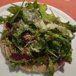 ビッレリア バブルクラフト - ミニサイズのマルゲリータに、こんもりサラダのトッピング