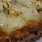 ビッレリア バブルクラフト - ザクっと香ばしく旨味溢れる生地に、4種のチーズと蜂蜜がまろやか