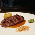 飛騨牛グリルばくろ - ⑥ 赤身ステーキ、シルクスイーツのマッシュポテト、ガーリックチップ+茎山葵