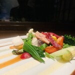 飛騨牛グリルばくろ - ① 岐阜野菜20種のサラダ、8種のソース