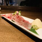 飛騨牛グリルばくろ - ③ ロースの1本寿し、茎山葵+ガリ