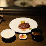飛騨牛グリルばくろ - ⑥ 赤身ステーキ、シルクスイーツのマッシュポテト、ガーリックチップ+茎山葵
土鍋炊ご飯、赤出汁、お新香