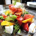 ファッティーズ - フルーツトマトとずわい蟹・モッツラレラチーズのサラダ