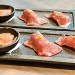 近江うし焼肉 にくTATSU - 本日の前菜（ローストビーフ）/赤身の炙り寿司/サーロインの炙り寿司