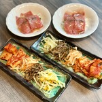 近江うし焼肉 にくTATSU - キムチとナムル5種盛り/生肉のカルパッチョ 