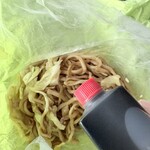 石田屋やきそば店 - 野菜並 ソースは特製ソースを後がけ方式。緑のあぶらとり紙に包まれた焼きそばは、ビニール袋に入ってる。屋台とかでありがちなパックじゃないのが風情がある。