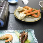 活魚料理旅館 つり幸 - イイダコと海老の炊き合せ　ズワイガニボイル