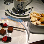 アロマフレスカ - 食後のキャラメルティーとチョコ、プティフール