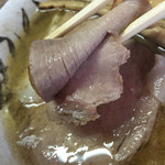 麺屋 裕 - 柚子の皮がサンドされたスモークチャーシュー