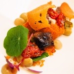 クイントカント - アンティパスト（マグロ ナスタチューム アマランサス トマト ナス）