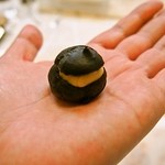 クイントカント - イニーツィオ（竹炭のシュー フォアグラレモンクリーム）