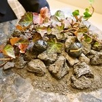 クイントカント - イニーツィオ（竹炭のシュー フォアグラレモンクリーム）