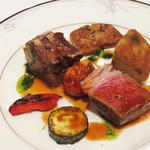 レストラン タニ - 子羊背肉のローストとメルゲーズのコロッケ　バジルソース
