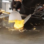 はんばーぐ&おむらいすのお店 いくら - 鉄板で作るオムレツ