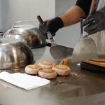 はんばーぐ&おむらいすのお店 いくら - ハンバーグ量産中