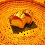 赤坂 詠月 - 秋刀魚棒寿司。まるで周りを海に見立てたような。