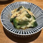 大衆食堂 てんぐ大ホール - ブロッコリーのチーズ焼