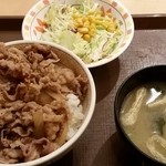 すき家 - 牛丼並盛270円（税別）＋サラダセット120円（税別）