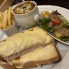 CAFE AUX BACCHANALES - 今回頂いた、クロックムッシュとオニオングラタンスープとニースサラダにポテトのセット(1,530円)ニースサラダのドレッシングがとても激美味(*´༥` *)