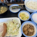 松屋 - 料理写真:ソーセージエッグ牛皿定食 ※生玉子追加