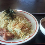 角煮ラーメングー - つけめん（600円）＋大盛り（210円）つけ汁は味噌。手前左に鶏唐揚げx2が、手前右はキャベツの千切りがトッピング。左奥の灰皿で大きさを比較。大盛りゆえかボリュームあり。