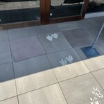 マル西製菓 ぺんぎん一番堂 - 店内に続くペンギンの足跡❗️