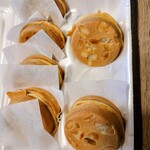 あじまん本舗 - 料理写真:今回も7個購入しましたが、夫が車で速攻食べたので6個です。前回同様、子供達は2個ずつ、夫は3個の計算笑笑