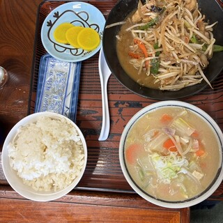 まるみ ドライブイン - 料理写真:牛ホルモン半豚汁定食