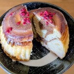 猫に小パン - シナモンロールは生地がしっかり詰まってました