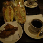 Sando Icchi Kafe Amami - 珈琲とフライドチキンのセットとサンドイッチ