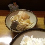 Mugitoro Oka No Ue - 今日の煮物。コンニャクと大根。