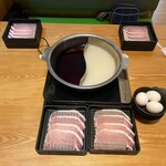 しゃぶ菜 - 料理写真:スターティングラインナップ。肉2皿8枚です