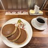 ホットケーキパーラー フルフル - フルーツクリームホットケーキ(3枚)とホットコーヒーのセット。ホットケーキには自家製のシロップと有塩バターが付く
