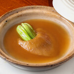 點心茶室 - 料理写真:フカヒレの姿煮込み