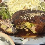 お食事ハウス ローリック - 箸で割ると豚肉と少しキャベツが入っています♪