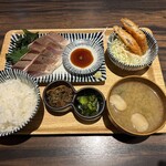 肉豆冨とレモンサワー 大衆食堂 安べゑ - 【2026.3.23(月)】豊洲鮮魚の刺身定食（炙りのワラサ＋白身魚のフライご飯＋味噌汁＋漬物＋小鉢）1,098円→998円