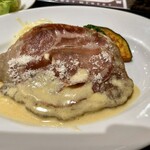 大阪エアポートワイナリー - 豚肉に生ハムが乗ったやつ